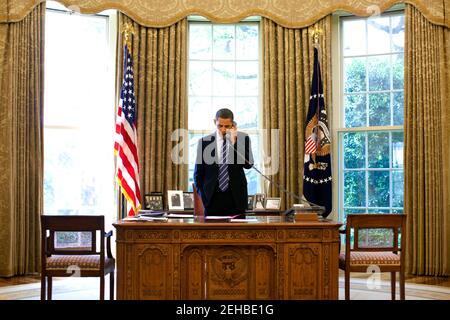 Il presidente Barack Obama sta alla sua scrivania mentre si parla al telefono con il neoeletto presidente Jacob Zuma del Sudafrica. Gazzetta White House Photo by Pete Souza. Questo ufficiale della Casa Bianca fotografia si è reso disponibile per la pubblicazione da parte di organizzazioni di notizie e/o per uso personale la stampa dal soggetto(s) della fotografia. La fotografia non possono essere manipolati o utilizzati in materiali, pubblicità, prodotti o promozioni che in qualsiasi modo suggeriscono l'omologazione o approvazione del Presidente, la prima famiglia, o la Casa Bianca. Foto Stock