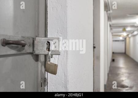 Chiusura - su di un lucchetto aperto nelle cantine. Sicurezza. Foto Stock