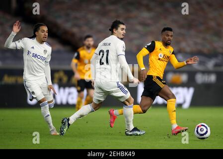 Pascal Struijk (centro) di Leeds United e Nelson Semedo (destra) di Wolverhampton Wanderers combattono per la palla durante la partita della Premier League al Molineux Stadium di Wolverhampton. Data immagine: Venerdì 19 febbraio 2021. Foto Stock