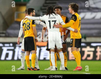 Helder Costa (centro) di Leeds United ottiene ex compagni di squadra dopo il fischio finale durante la partita della Premier League allo stadio di Molineux, Wolverhampton. Data immagine: Venerdì 19 febbraio 2021. Foto Stock