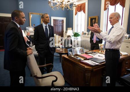 Il Vice Presidente Joe Biden parla con il Presidente Barack Obama e Rob Nabors, Assistente del Presidente per gli Affari legislativi, durante un incontro presso il Vice Presidente del West Wing Office, 31 dicembre 2012. Foto Stock