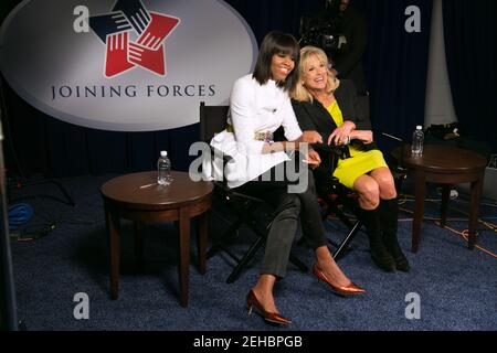 First Lady Michelle Obama e la Dr. Jill Biden partecipano a un'intervista prima del Kids Inaugural Concert al Walter E. Washington Convention Center di Washington, D.C., sabato 19 gennaio 2013. Foto Stock