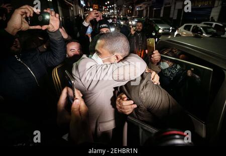 Algeri, Algeria. 19 Feb 2021. Il giornalista algerino Khaled DRANENI viene accolto da sostenitori e parenti al suo arrivo a casa, dopo la liberazione dalla prigione di Kolea. L'Algeria ha rilasciato più di 30 attivisti dalla prigione sotto i condoni presidenziali emessi in vista del secondo anniversario di una rivolta popolare. Credit: Stringer/dpa/Alamy Live News Foto Stock