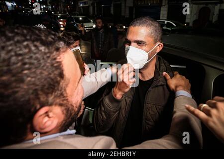 Algeri, Algeria. 19 Feb 2021. Il giornalista algerino Khaled DRANENI viene accolto da sostenitori e parenti al suo arrivo a casa, dopo la liberazione dalla prigione di Kolea. L'Algeria ha rilasciato più di 30 attivisti dalla prigione sotto i condoni presidenziali emessi in vista del secondo anniversario di una rivolta popolare. Credit: Stringer/dpa/Alamy Live News Foto Stock