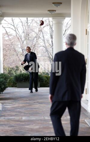 Il presidente Barack Obama lancia un calcio con il capo dello staff Denis McDonough sul colonnato della Casa Bianca, 15 marzo 2013. Foto Stock