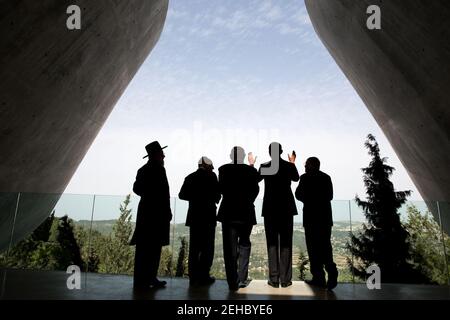 22 marzo 2013 'il presidente visitava il Museo di Storia dell'Olocausto di Yad Vashem con il presidente israeliano Shimon Peres, il primo ministro israeliano Benjamin Netanyahu e altri. Quando il Presidente ha posto una domanda sul paesaggio urbano sullo sfondo, la luce del sole ha illuminato le mani aggiungendo un'altra dimensione a questa fotografia." Foto Stock