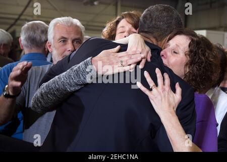 Il presidente Barack Obama abbraccia sue Connors e Jane Dougherty, a destra, dopo le sue osservazioni alla Denver Police Academy a Denver, Colon., 3 aprile 2013. Le donne hanno perso la loro sorella, Mary Sherlach, nelle sparatorie della scuola elementare di Sandy Hook. Foto Stock