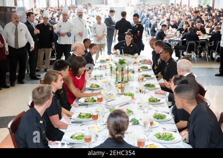 La First Lady Michelle Obama ha il pranzo con gli ostipisti nella King Hall presso l'Accademia Navale degli Stati Uniti ad Annapolis, Md., 17 aprile 2013. Foto Stock