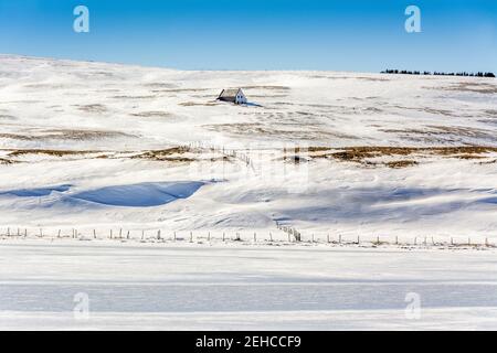 Snowy fattoria con unico rifugio rurale a Cezallier, Puy de Dome, Auvergne-Rhone-Alpes , Francia Foto Stock