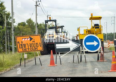 NAKHON NAYOK, THAILANDIA, LUGLIO 04 2020, cartelli con una deviazione sulle strade in costruzione, sullo sfondo delle macchine in funzione. Foto Stock