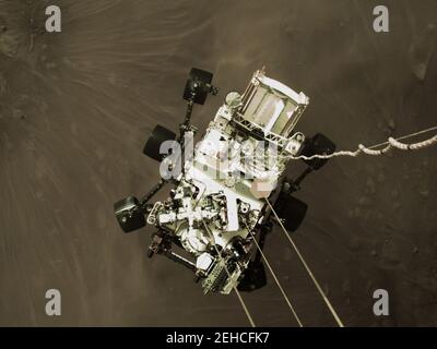 18 Feb 2021. Questa immagine fissa ad alta risoluzione fa parte di un video preso da diverse telecamere, come la perseveranza rover della NASA ha toccato su Marte il 18 febbraio 2021. Questa foto è stata scattata da una fotocamera a bordo del palcoscenico in discesa. Un obiettivo chiave per la missione di perseveranza su Marte è l'astrobiologia, compresa la ricerca di segni di antica vita microbica. la rover caratterizzerà la geologia del pianeta e il clima passato, spianando la strada all'esplorazione umana del pianeta Rosso e sarà la prima missione di raccogliere e conservare la roccia marziana e il regolito (roccia e polvere spezzate). Credit: UPI/Alamy Live News Foto Stock