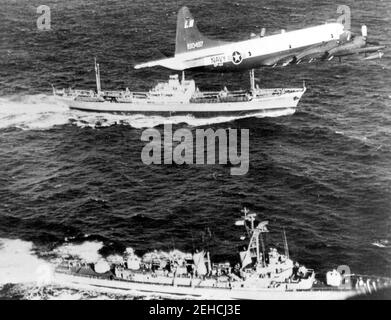 P-3A VP-44 su USS Barry (DD-933) e Metallurg Anosov durante la crisi missilistica cubana 1962. Foto Stock