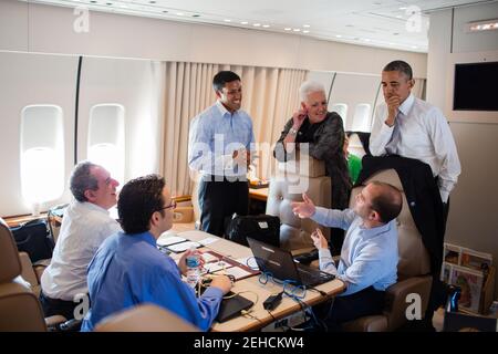 Il presidente Barack Obama parla con i consulenti senior a bordo dell'Air Force One durante un volo da Johannesburg a Città del Capo, Sud Africa, il 30 giugno 2013. I consiglieri, raffigurati da sinistra, sono: Mike Foman, rappresentante commerciale degli Stati Uniti; Grant Harris, Direttore Senior per gli Affari africani; Amministratore USAID Raj Shah; Gayle Smith, Direttore Senior per lo sviluppo e la democrazia; e ben Rhodes, Vice Consulente Nazionale per la sicurezza delle Comunicazioni strategiche. Foto Stock