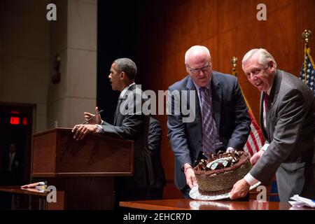 I leader democratici della casa Joe Crowley, D-N.Y., e Steny Hoyer, D-Md., presentano una torta di compleanno al presidente Barack Obama durante un incontro con la Casa Democratica Caucus al Campidoglio degli Stati Uniti a Washington, D.C., 31 luglio 2013. Foto Stock