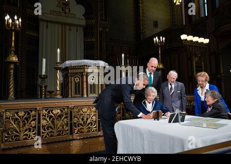 Il presidente Barack Obama e il primo ministro svedese Fredrik Reinfeldt hanno visto i possedimenti di Raoul Wallenberg alla Grande Sinagoga di Stoccolma, Svezia, 4 settembre 2013. Foto Stock