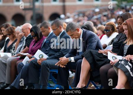 Il presidente Barack Obama e la First Lady Michelle Obama assistono ad un servizio commemorativo per le vittime degli sparatorie della Washington Navy Yard, tenutosi presso la Parade Grounds, Marine Barracks Washington, D.C., domenica, 22 settembre, 2013. Foto Stock