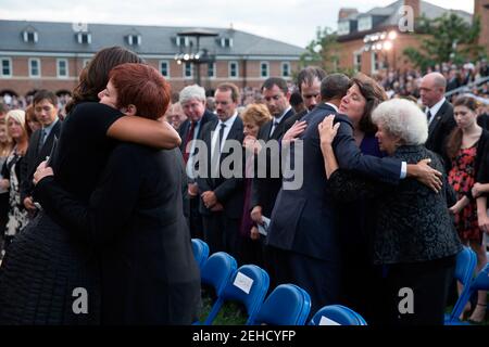 Il presidente Barack Obama e la First Lady Michelle Obama salutano i membri della famiglia durante un servizio commemorativo per le vittime delle sparatorie Washington Navy Yard, svoltesi presso la Parade Grounds, Marine Barracks Washington, D.C., domenica, 22 settembre, 2013. Foto Stock