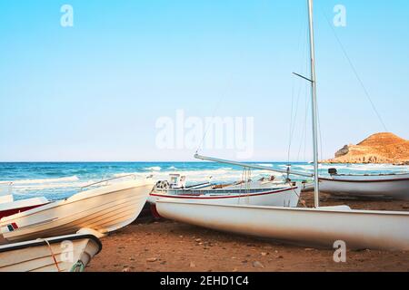 Barche da pesca sulla spiaggia di Las Negras in Andalusia in una giornata limpida Foto Stock
