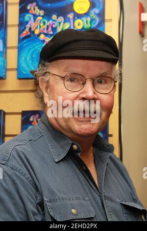 Tom Paxton2285.JPG.New York, NY 9-26-2009.Peter Yarrow, Tom Paxton & Judy Collins.Perform at Borders Books Promoting Tom Paxtons .new book 'The Marvelous Toy basato sulla sua canzone che ha scritto quasi cinquanta anni fa; Time Warner Center.Photo di Adam Scul-PHOTOlink. Foto Stock