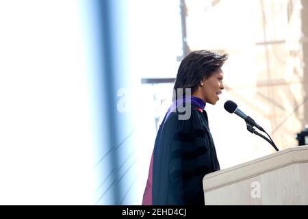 First Lady Michelle Obama si rivolge alla prima classe di laurea quadriennale presso l'Università della California Merced a Merced, California, giovedì 16 maggio 2009. Foto Stock