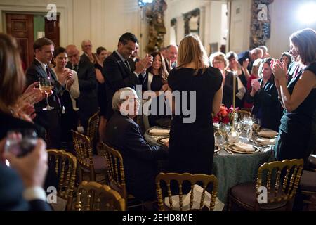 Pete Rouse, Consigliere di partenza al Presidente, è applaudito in seguito alle osservazioni del Presidente Barack Obama durante una cena di festa per il personale senior nella Sala Est della Casa Bianca, 16 dicembre 2013. Foto Stock
