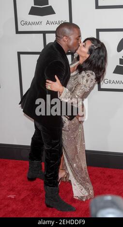 Kim Kardashian e Kanye arrivano al 57° Grammy Awards annuale che si tiene allo Staples Center di Los Angeles Live a Los Angeles, California, l'8 febbraio 2015. (Foto di Adam Orchon) *** Please use Credit from Credit Field *** Credit: Sipa USA/Alamy Live News Foto Stock