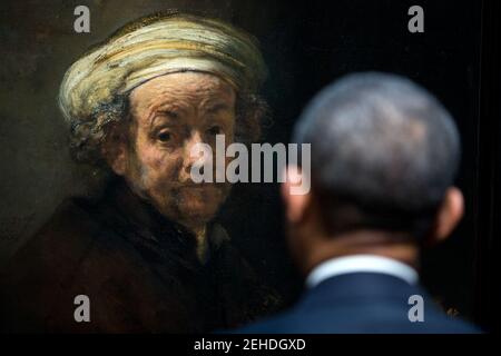 24 marzo 2014 'POTUS incontra Rembrandt. Il presidente guarda al "autoritratto di Rembrandt come l'apostolo Paolo" durante un tour della Galleria d'onore al Rijksmuseum di Amsterdam, Paesi Bassi. Foto Stock