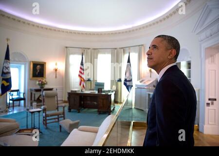 Il presidente Barack Obama vede una replica dell'ufficio ovale alla biblioteca presidenziale Lyndon Baines Johnson ad Austin, Texas, 10 aprile 2014. Foto Stock