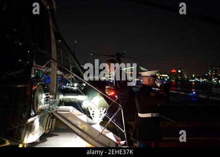 Il presidente Barack Obama si affina a Marine One presso la zona di sbarco di Wall Street per la partenza lungo il tragitto verso l'aeroporto internazionale John F. Kennedy di New York, New York, N.Y., 17 giugno 2014. Foto Stock