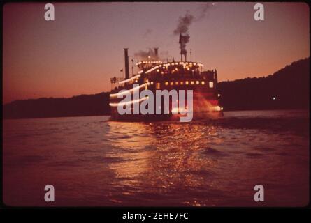 Paddlewheel-steamboat-on-the-ohio-River-May-1972 7651260842 o.. Foto Stock