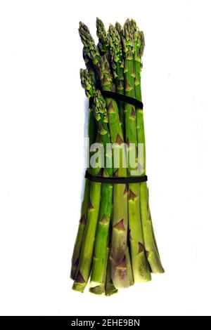 mazzo di asparagi verdi selvatici Foto Stock