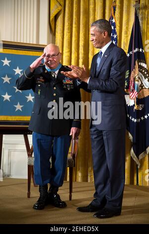 Il presidente Barack Obama presenta la medaglia d'onore al Comando Esercito Sergente Maggiore Bennie Adkins durante una cerimonia che si terrà nella Sala Est della Casa Bianca, Sett. 15, 2014. Foto Stock