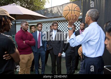 14 ottobre 2014 'il Presidente si incontrò con un gruppo di mentori nella Sala Roosevelt della Casa Bianca. Mentre l'incontro si stava chiudendo, uno dei partecipanti ha sfidato il presidente a una partita DI CAVALLO. "Andiamo," rispose il Presidente, e l'intero gruppo scese al campo di pallacanestro sul South Lawn. Oltre al concorso di tiro, il Presidente ha anche colto l'occasione per parlare ulteriormente con i giovani delle lezioni di vita, non di basket." Foto Stock