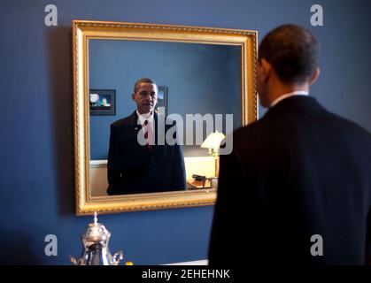 20 gennaio 2009 "il presidente eletto Barack Obama stava per uscire per giurare il mandato. Dietro le quinte del Campidoglio degli Stati Uniti, ha dato un'ultima occhiata alla sua apparizione nello specchio". Foto Stock