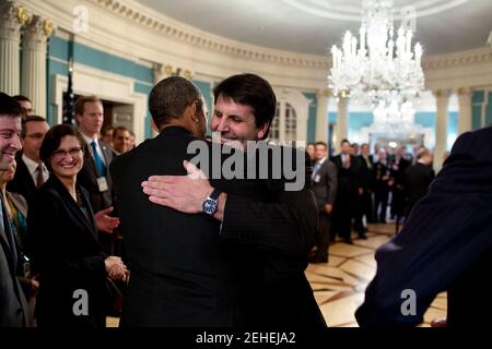 Il presidente Barack Obama saluta Mark Lippert, U.S. Ambasciatore della Repubblica di Corea presso l'U.S. Il Dipartimento di Stato a Washington, 24 ottobre, 2014. Foto Stock