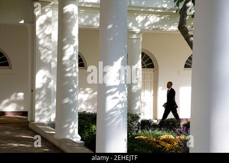 Il presidente Barack Obama passeggiate sul colonnato della Casa Bianca, Ottobre 29, 2014. Foto Stock