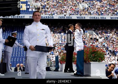 Presidente Barack Obama urti al petto un laureato alla cerimonia di inizio della U.S. Naval Academy ad Annapolis, Maryland, 22 maggio 2009.
