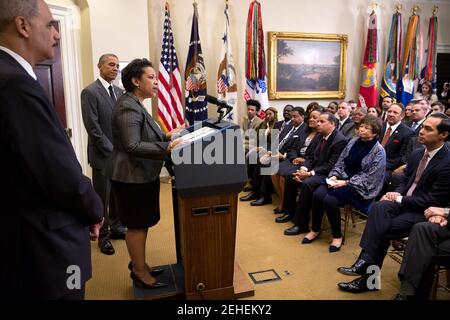 Loretta E. Lynch parla dopo il Presidente Barack Obama ha annunciato che il suo candidato per riuscire Attorney General Eric H. titolare, Jr., a sinistra nella sala Roosevelt della Casa Bianca, Sabato, nov. 8, 2014. Foto Stock