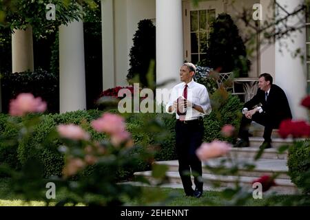 Il presidente Barack Obama lancia un calcio a un membro dello staff nel Rose Garden, mentre il direttore della Casa Bianca Marvin Nicholson guarda, 22 maggio 2009. Foto Stock