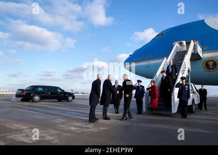 Il presidente Barack Obama è accolto dal governatore dell'Illinois Pat Quinn e sindaco di Chicago Rahm Emanuel all'arrivo all'Aeroporto Internazionale Chicago O'Hare, nov. 25, 2014. Foto Stock