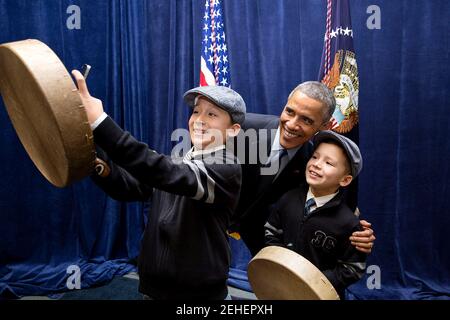 Il presidente Barack Obama in posa per una foto con bambini seguendo il suo commento alla Casa Bianca Tribal Conferenza delle Nazioni Unite a Washington D.C., dicembre 3, 2014. Foto Stock