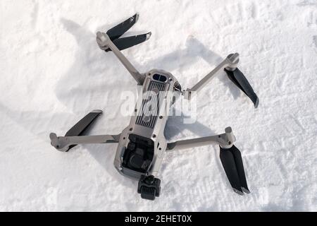 Rottura della telecamera e del braccio del drone dopo un urto sulla neve inverno