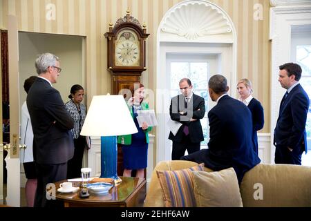 Il presidente Barack Obama incontra con i consulenti senior per discutere la logistica di cambiare il giorno di piani di viaggio a Louisville, KY., grazie all'annuncio del giunto piano globale di azione per quanto riguarda il programma nucleare iraniano, all Ufficio Ovale, Aprile 2, 2015. In piedi con il presidente da sinistra sono Senior Advisor Valerie Jarrett, Capo del Personale Denis McDonough, National Security Advisor Susan E. Riso, Jen Psaki, Direttore delle Comunicazioni, Ben Rhodes, Vice National Security Advisor strategico per le comunicazioni, Anita Decker Breckenridge, Vice Capo del personale per le operazioni e premere Foto Stock