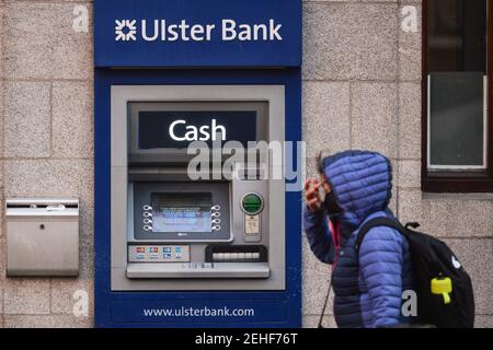 Dublino, Irlanda. 19 Feb 2021. Un uomo passa accanto alla macchina ATM della Ulster Bank a Ranelagh, Dublino. Ulster Bank ha confermato oggi un ritiro dal mercato irlandese. La banca, deve chiudere le sue porte dopo 160 anni. Ulster Bank è di proprietà del prestatore britannico NatWest e ha 1.1 milioni di clienti qui, insieme a 2,800 dipendenti in 88 filiali in tutto il paese. Credit: SOPA Images Limited/Alamy Live News Foto Stock