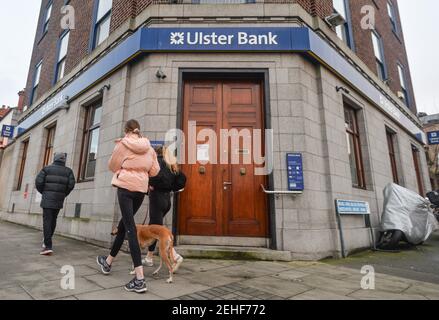 Dublino, Irlanda. 19 Feb 2021. La gente cammina oltre la filiale di Ulster Bank a Ranelagh, Dublino. Ulster Bank ha confermato oggi un ritiro dal mercato irlandese. La banca, deve chiudere le sue porte dopo 160 anni. Ulster Bank è di proprietà del prestatore britannico NatWest e ha 1.1 milioni di clienti qui, insieme a 2,800 dipendenti in 88 filiali in tutto il paese. Credit: SOPA Images Limited/Alamy Live News Foto Stock