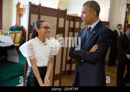 Il presidente Barack Obama parla con studenti nazionali poeta Madeline LaCesne nella vecchia famiglia Sala da pranzo prima che lei lo introduce durante la poesia nazionale mese evento di celebrazione alla Casa Bianca, 17 aprile 2015. Foto Stock