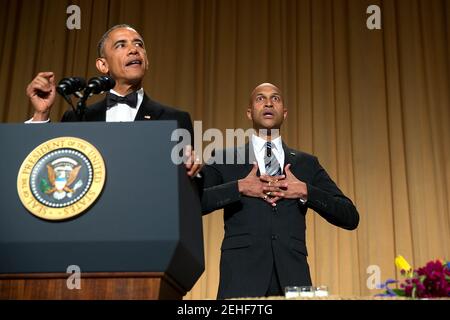 Il presidente Barack Obama delvers le osservazioni con l'aiuto dell'attore comico Keegan-Michael Key durante la cena della White House Corresidents' Association a Washington, D.C., 25 aprile 2015. Foto Stock