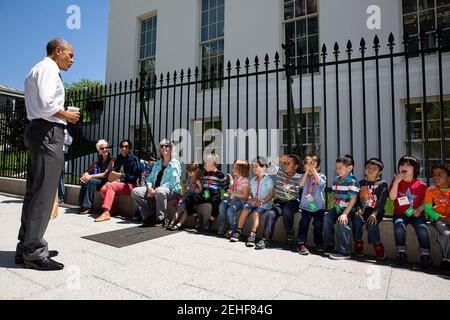 Il presidente Barack Obama si ferma a parlare con la visita ai bambini delle scuole al di fuori dell'ala ovest della Casa Bianca, 29 aprile 2015. Foto Stock