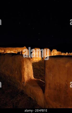 Cochise County AZ / SEPT ft. Bowie, sito storico nazionale. Caserma rovine illuminate da torcia con costellazione Big Dipper sopra. V3 Foto Stock