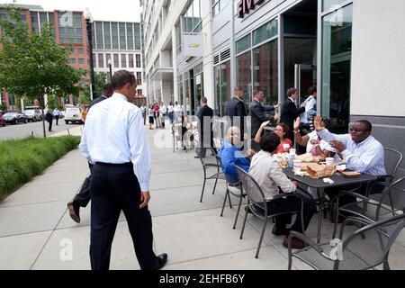 Il presidente Barack Obama cammina verso l'ingresso di Five Guys a Washington, D.C., durante un pranzo non annunciato in uscita il 29 maggio 2009. Foto Stock